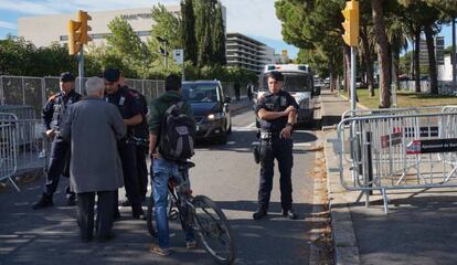 Control policial en las inmediaciones del Palacio de Congresos de Barcelona.