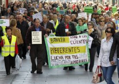 Un numeroso grupo de personas afectados por las participaciones preferentes de Bankia, a su paso por la plaza de Callao, durante una manifestación por el centro de Madrid. EFE/Archivo