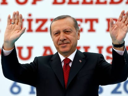 El presidente Erdogan saluda a sus seguidores, durante un acto este viernes en Estambul. 