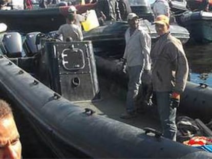 Policías de paisano marroquíes, en una lancha neumática aprehendida ayer en Nador.