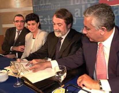 Ramón Rabanera, María San Gil, Jaime Mayor Oreja y Javier Arenas, durante la reunión que ha mantenido la dirección del PP vasco para analizar las elecciones.