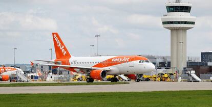 Uno de los aviones de Easyjet en el aeropuerto londinense de Gatwick.