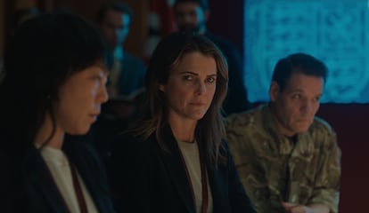 Ali Ahn y Keri Russell, en la segunda temporada de 'La diplomática'.