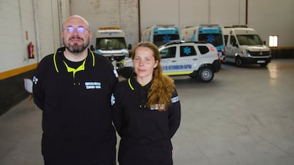 Eduardo Aragonés y Agnes Lipska este martes en la nave de la empresa de ambulancias Transamed, en Las Navas del Marqués (Ávila).