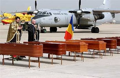 Los féretros de 11 rumanos muertos, durante la ceremonia ortodoxa celebrada en Torrejón antes de ser repatriados.