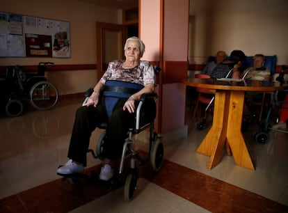 Lucia Manzano, de 100 años, posa para la foto en su residencia de La Adrada (Ávila). Manzano se ríe al recordar cómo se vestía con los colores de la República para burlarse de las autoridades de Francisco Franco que acudían a su pueblo durante la dictadura. "Lo más importante en la vida es permanecer leal a tí mismo", dice Manzano.