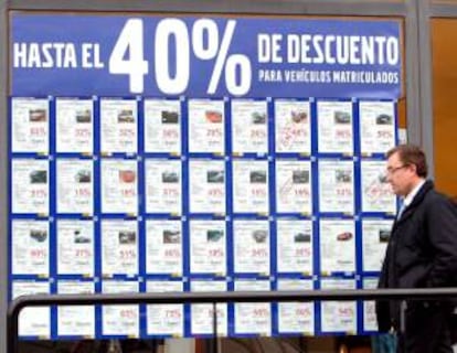 Un concesionario de vehículos con un cartel anunciando grandes decuentos. EFE/Archivo