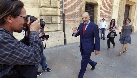 El &#039;ex n&uacute;mero tres&#039; del PP valenciano y exdiputado David Serra sale de declarar como imputado en el Tribunal Superior valenciano en 2012.