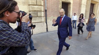 El 'ex número tres' del PP valenciano y exdiputado David Serra sale de declarar como imputado en el Tribunal Superior valenciano en 2012.