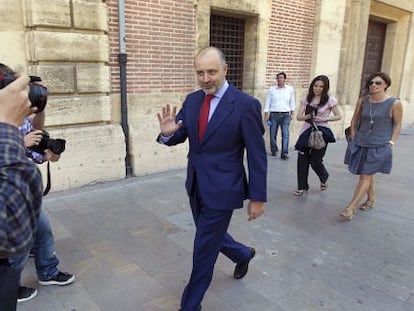 El 'ex número tres' del PP valenciano y exdiputado David Serra sale de declarar como imputado en el Tribunal Superior valenciano en 2012.