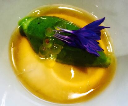 PURÉ DE CEBOLLA CON HUEVAS DE PESCADO Y CREMA HELADA DE GUISANTES / CAPEL