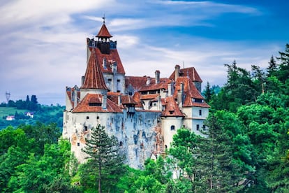 El castillo de Bran, en Transilvania, que debe su atractivo turístico a 'Drácula', pero nunca fue habitado por el personaje histórico en el que se inspira.