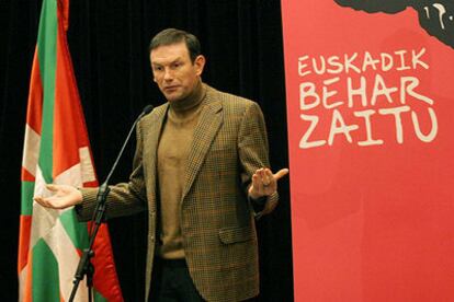 Ibarretxe, durante su intervención en Andoain ante una pancarta que dice "Euskadi te necesita".
