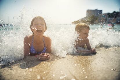 Es importante tener en cuenta la temperatura exterior para calcular el cambio térmico que se produce en el cuerpo si pasamos, por ejemplo, de los 40ºC a los <i>veintipico</i>. Eso contrae la piel y concentra la sangre en los órganos vitales, lo que no se ha demostrado que sea bueno para nada. <a href="https://www.nodc.noaa.gov/dsdt/cwtg/faqs.html" target="_blank">Según la NOAA</a>, la agencia estadounidense que controla las condiciones atmosféricas y de los océanos, lo de la temperatura del agua es más cuestión de preferencias, aunque para la mayor parte de la gente lo más placentero es bañarse en aguas que estén a entre 21ºC y 25ºC.