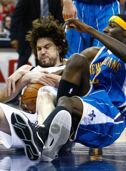 Marc Gasol lucha por el balón con Julian Wright.