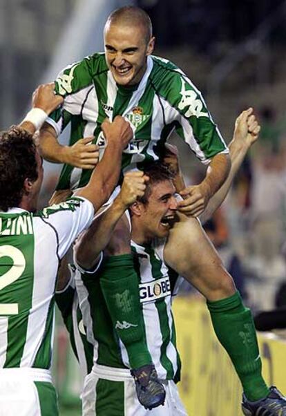 Dani celebra su gol subido en los hombros de Joaquín.