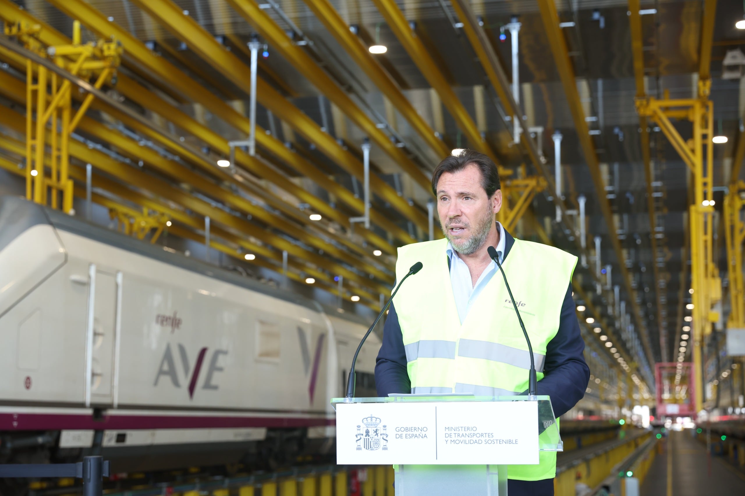 El ministro de Transportes, Óscar Puente, tras visitar el nuevo taller Fuencarral II de Renfe, En Madrid.