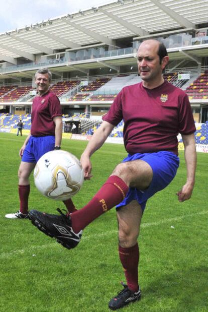 Alfonso Rueda, Rafael Louzán con equipaciones <i>retro</i> del <i>hai que roelo</i>, que rememoran los tiempos esplendorosos del Pontevedra en Primera.