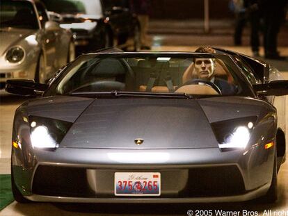 Vestido de Armani, el actor Christian Bale conduce un Lamborghini en <i>Batman Begins</i>, quinta película de la serie dedicada al héroe del comic.