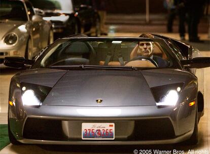 Vestido de Armani, el actor Christian Bale conduce un Lamborghini en <i>Batman Begins</i>, quinta película de la serie dedicada al héroe del comic.