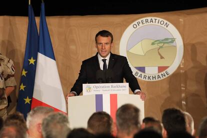 El presidente francés Emmanuel Macron habla a los soldados en Niamey el 22 de diciembre.