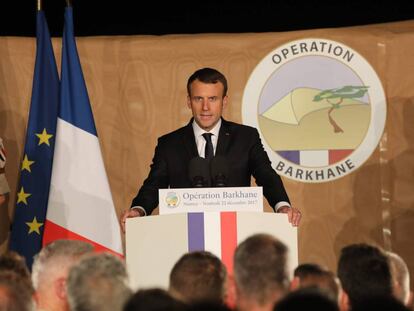 El presidente franc&eacute;s Emmanuel Macron habla a los soldados en Niamey el 22 de diciembre. 