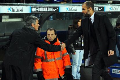 Guardiola y Mourinho se saludan antes de comenzar el clásico. Los dos primeros equipos de la Liga, con dos formas difererentes de entender el fútbol, se ven las caras por primera vez esta temporada en el Camp Nou.