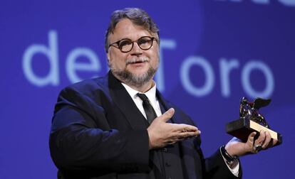 Guillermo del Toro con el Le&oacute;n de Oro.  