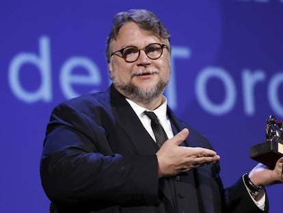 Guillermo del Toro con el Le&oacute;n de Oro.  