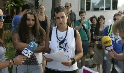 Dos jóvenes multadas por la huelga contra la Ley Wert leen un manifiesto.