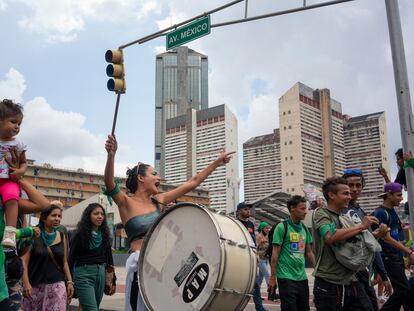 Una mujer toca un tambor durante la marcha por la despenalización del aborto en Caracas (Venezuela), este miércoles 28 de septiembre.