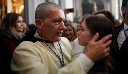 Antonio Banderas habla a su hija Estela del Carmen este domingo antes de la procesión de su hermandad en Málaga.