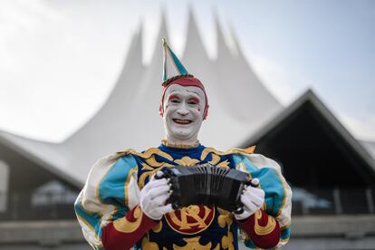 El clown blanco español Gensi posa para los fotógrafos durante la presentación a la prensa del Circo Navideño Roncalli, en Berlín (Alemania). El circo permanecerá en la ciudad del 21 de diciembre al 6 de enero. 