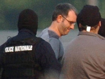 Policías franceses conducen al Mikel Albizu, 'Mikel Antza', tras su detención en octubre de 2004.