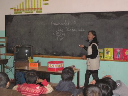 Mónica Zidarich cuando era directora de la escuela en el Paraje Onholo Vizcacheral (entre 2002 al 2005).