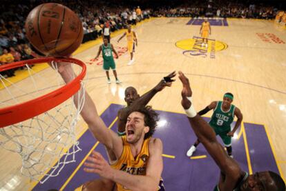 Pau Gasol encesta tras eludir a tres rivales.