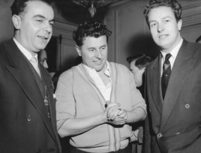 De izquierda a derecha, André Gayard, Pierre Poujade, líder de Unión de Defensa de los Comerciantes y Artesanos (U.D.C.A.), y Jean-Marie Le Pen, en 1956.
