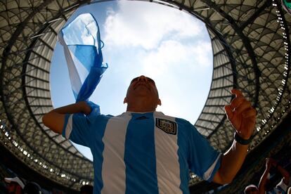  Un hincha de Argentina anima hoy, antes de un partido de la fase de grupos del Mundial de Fútbol Qatar 2022 entre Argentina y Arabia Saudita en el estadio de Lusail (Catar). 
