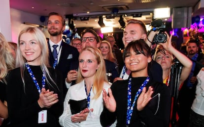 Membros do Partido dos Democratas Suecos (SD) comemoram as pesquisas de boca de urna, neste domingo, em Estocolmo.
