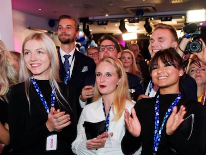 Membros do Partido dos Democratas Suecos (SD) comemoram as pesquisas de boca de urna, neste domingo, em Estocolmo.