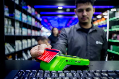 Un hombre hace el cargo a su tarjeta en un comercio de São Paulo.