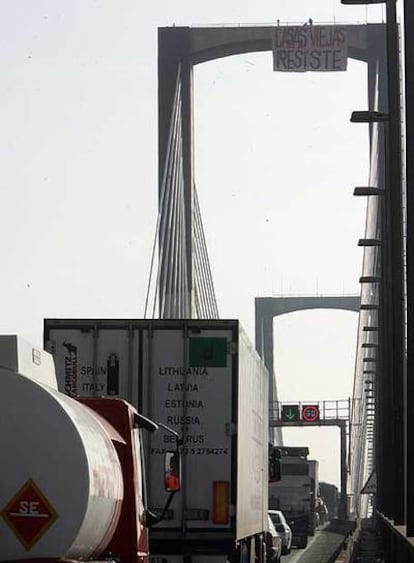 Dos &#39;okupas&#39; protestan en el Puente del V Centenario.