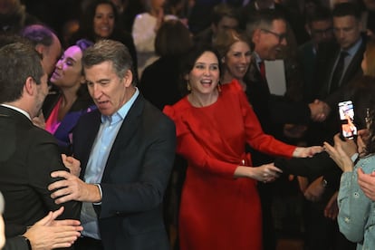 El líder del Partido Popular, Alberto Núñez Feijóo, y la presidenta de la Comunidad de Madrid, Isabel Díaz Ayuso, durante la tradicional cena de Navidad del Partido Popular de Madrid celebrada este lunes en Rivas-Vaciamadrid.