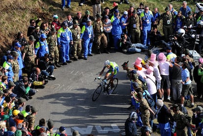 Basso, entre la multitud, solo, en cabeza, en una de las últimas curvas del Zoncolan.