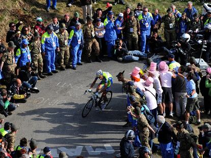 Basso, entre la multitud, solo, en cabeza, en una de las últimas curvas del Zoncolan.