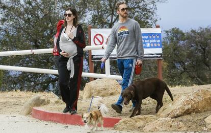 Anne Hathaway y su marido, Adam Schulman, pasean con su hijo por la colina de Hollywood.