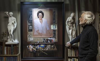 El retrato de Rita Barberá al fondo, con su autor, el pintor valenciano Luis Massoni.