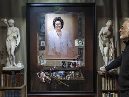 El retrato de Rita Barberá al fondo, con su autor, el pintor valenciano Luis Massoni. 