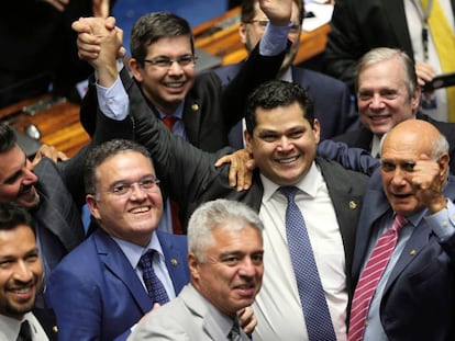 Davi Alcolumbre, novo presidente do Senado, comemora por aliados.