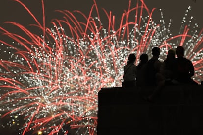 Fuegos artificiales, en el monumento a la Libertad en la ciudad de Kansas (EE UU).